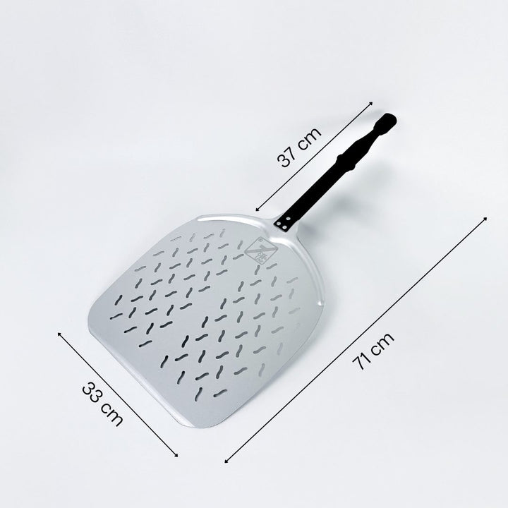 The Effeuno Professional Peel, perfect for homemade pizza lovers, is made from anodized aluminum with a perforated design. It features a silver surface and black handle against a white background, measuring 33 cm in width, with a 37 cm handle and 71 cm total length.