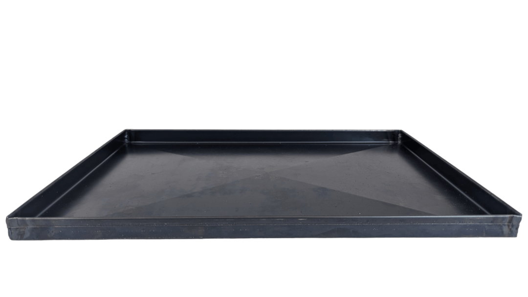 Displayed on a white background is the Effeuno Professional Rectangle Blue Iron Pizza Pan, handcrafted in Italy. This black metal tray with raised edges has a smooth, flat surface and diagonal X antflexion design for perfect, even baking. Dimensions: 30x40x2 cm.