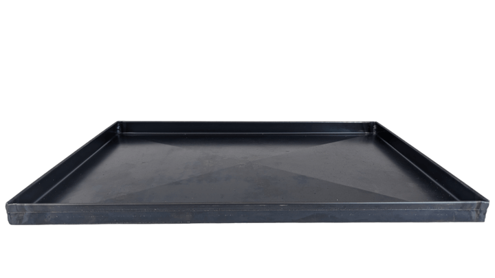 Displayed on a white background is the Effeuno Professional Rectangle Blue Iron Pizza Pan, handcrafted in Italy. This black metal tray with raised edges has a smooth, flat surface and diagonal X antflexion design for perfect, even baking. Dimensions: 30x40x2 cm.