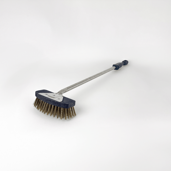 The Effeuno Pizza Oven Brush, featuring a long handle and durable brass bristles, is expertly crafted for cleaning barbecue grills and sits gracefully on a plain white background.